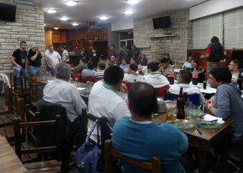 (Julio Sigales, Nestor Echarren, Darío Altamirano, Andrea Herrera y Martin Correa junto a los trabajadores de Envasado y Carga de leche)