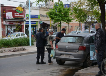 (La mujer acompañada por la policía encuentra su auto)