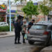 (La mujer acompañada por la policía encuentra su auto)