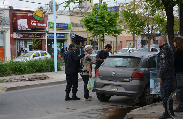 (La mujer acompañada por la policía encuentra su auto)