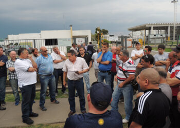 (Asamblea de Fleteros en la puerta de entrada de Logística La Serenísima)