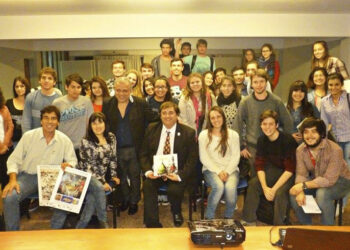 (Navone en el Colegio de Arquitectos de Misiones junto a autoridades su presidente arquitecto y profesores de la Facultad e Arq. de la Universidad Católica)