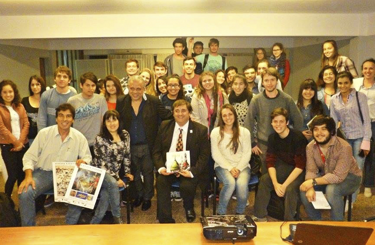 (Navone en el Colegio de Arquitectos de Misiones junto a autoridades su presidente arquitecto y profesores de la Facultad e Arq. de la Universidad Católica)