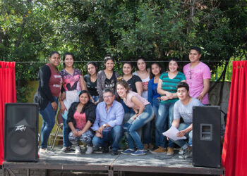 (Los estudiantes junto a su profesor participando  de la obra de teatro)