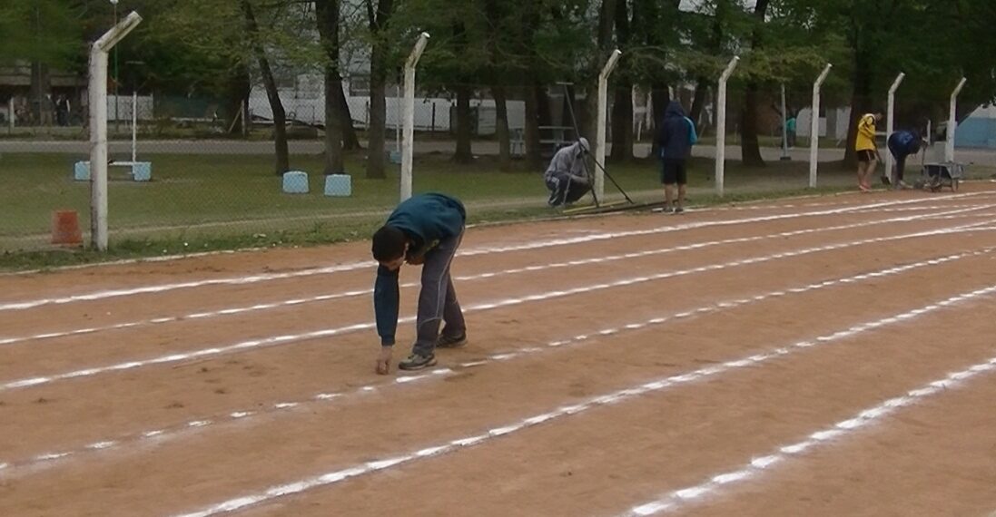 (Atletas rodriguenses que repararon los daños que sufrió la pista de atletismo y el campo de entrenamiento luego de las exposiciones realizadas por el gobierno municipal)