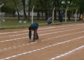 (Atletas rodriguenses que repararon los daños que sufrió la pista de atletismo y el campo de entrenamiento luego de las exposiciones realizadas por el gobierno municipal)