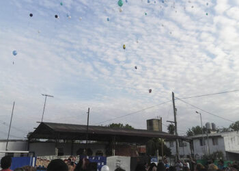 (Suelta de globos en el campo de juego de Parque Real)