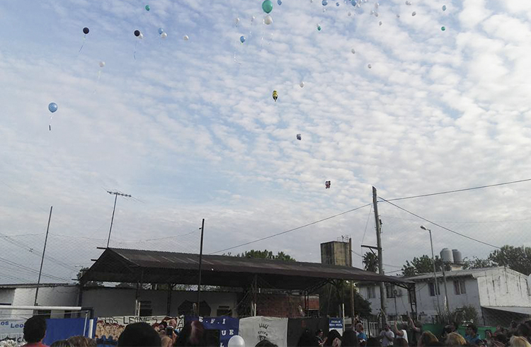 (Suelta de globos en el campo de juego de Parque Real)