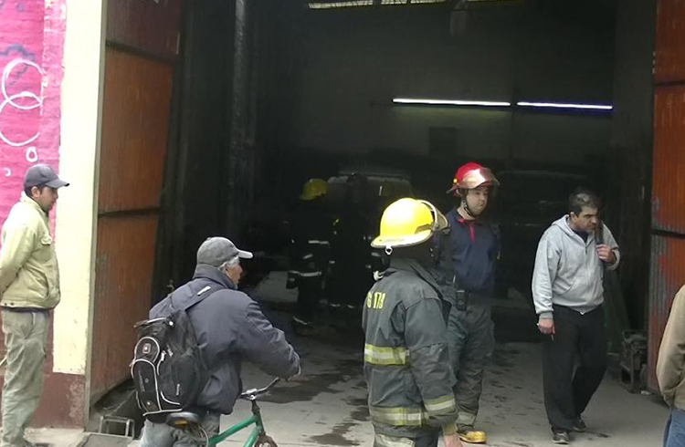 (Los bomberos voluntarios trabajando en el lugar)