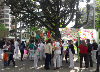 (Los distintos stands en la tarde saludable)