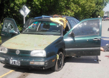 (Volkswagen Gol verde, robado en Paso del Rey, en el que se trasladaban los dos detenidos)