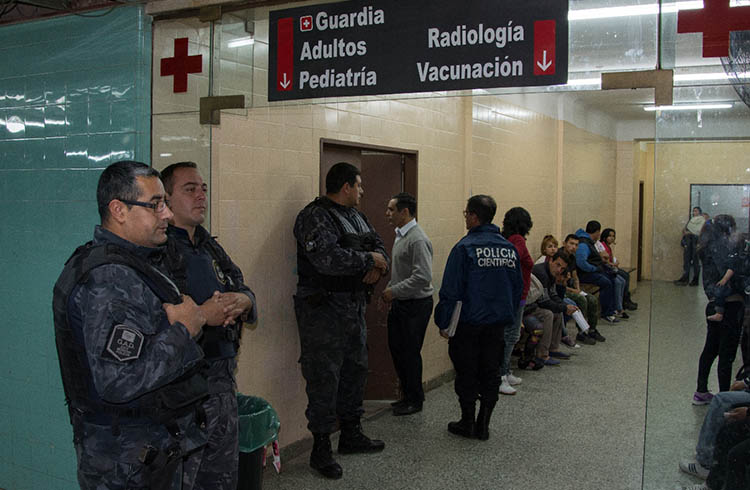 (Guardia del Hospital Vicente López en donde fueron atendidos los detenidos y el agente del Grupo Halcón)