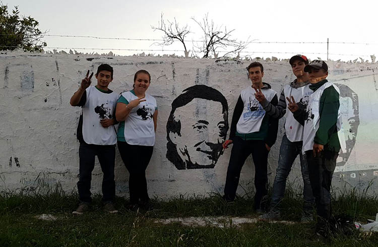 (Mural de la juventud frente a la unidad básica de Somos Rodríguez)