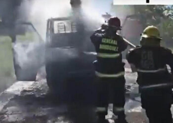 (Los bomberos de la localidad trabajando sobre el camión)