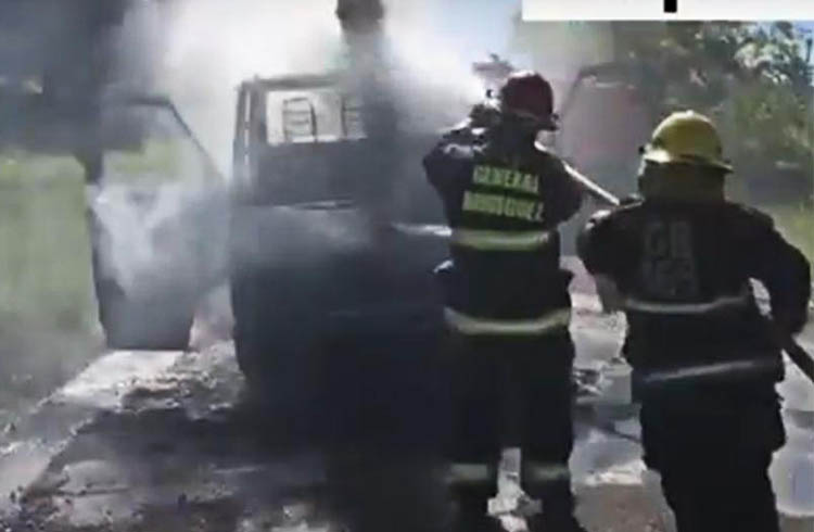 (Los bomberos de la localidad trabajando sobre el camión)