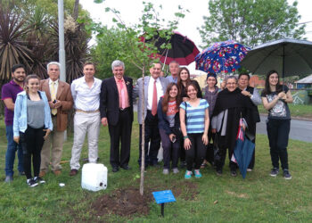 (Miembros del Rotary local con el gobernador del distrito)