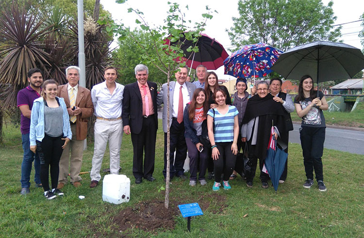 (Miembros del Rotary local con el gobernador del distrito)