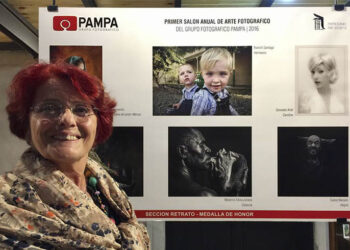 (Silvia Malarino junto a una de sus obras –Caracola-  en Salón anual de arte fotográfico del Grupo Pampa)