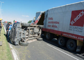 (La Hilux volcada y el camión dos protagonistas de la tarde)