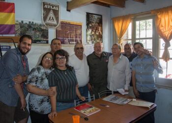 (Secretarios y delegados de ATE durante la conferencia)