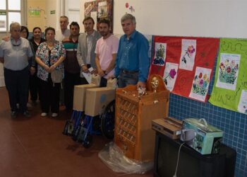 (El grupo del Rotary, con las donaciones en la sala de geriatría del hospital)