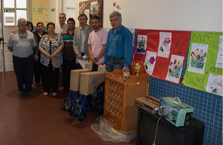 (El grupo del Rotary, con las donaciones en la sala de geriatría del hospital)