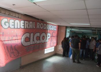 (El pasillo central del hospital con los asambleístas)