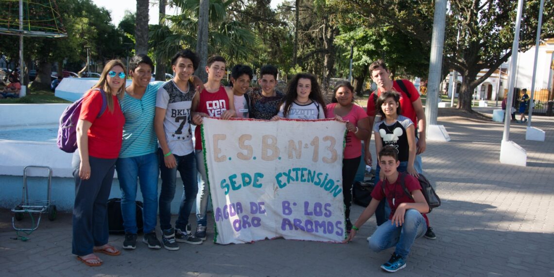 (Natalia Rodríguez y Fernando Díaz junto a los alumnos de la ESB N° 13)