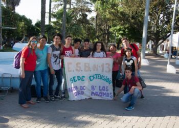 (Natalia Rodríguez y Fernando Díaz junto a los alumnos de la ESB N° 13)