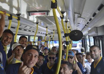 (El conjunto de Leandro N. Alem viajando rumbo al estadio de Liniers en la Linea 180)