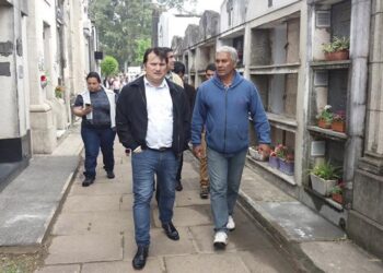 (Darío Kubar y Marcos Lemos, Director del Cementerio Municipal)