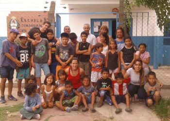 (Arriba a la izquierda, Fernando Díaz, Director de la Escuela de Verano N° 16 junto con el grupo de chicos del barrio que concurren a la Escave)