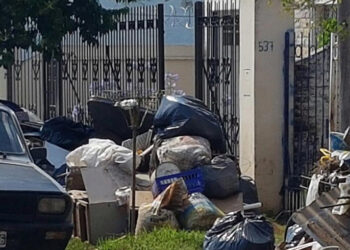 (Los montículos de muebles y demás enseres inutilizados por el agua)