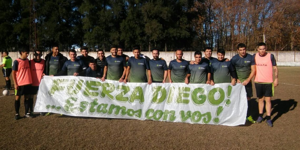 Los jugadores en apoyo a Diego Capurro, luego de la perdida de sus padres. ¡Fuerza Diego!