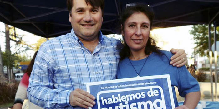 Intendente Darío Kubar junto a la Directora de Discapacidad, Gabriela Martino