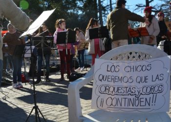 (Concierto en la plaza Martín Rodríguez- Reclamo ante el vaciamiento del Programa)