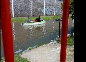 Fotografía tomada por vecinos de la calle ubicada detrás del hipermercado.