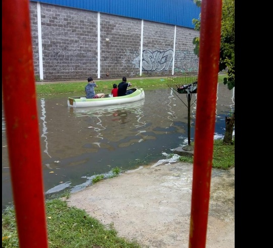 Fotografía tomada por vecinos de la calle ubicada detrás del hipermercado.