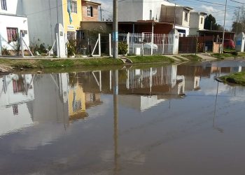 Inundación y corte de calles en el barrio
