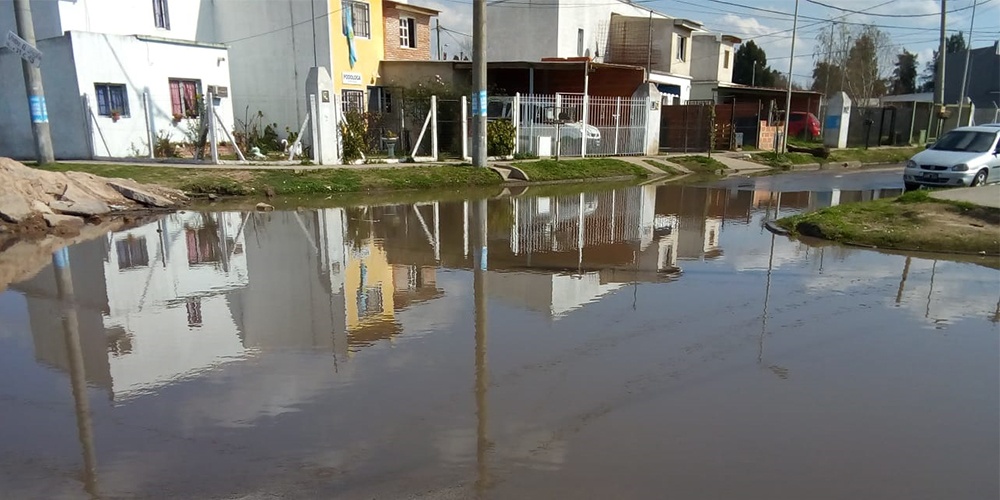 Inundación y corte de calles en el barrio