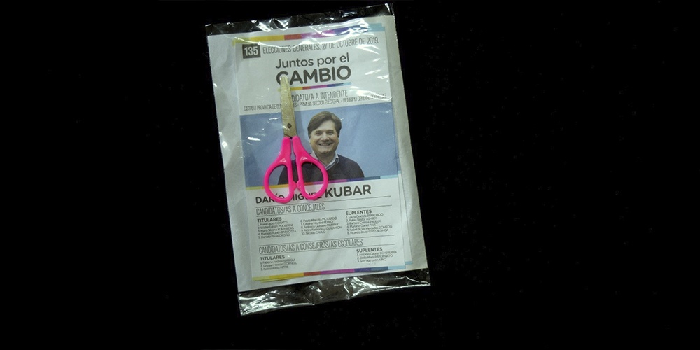 (Paquetes con boletas de Darío Kubar, un instructivo para el corte de boleta, y una tijera, recibido por VDP Noticias de manos de militantes de Cambiemos)