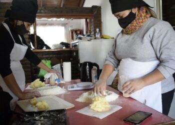 Carolina y Judith integrantes del sector de panadería de Casa Querandi