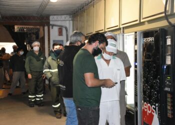 HEBER RÍOS DURANTE LA JORNADA ELECTORAL DE ATILRA EN LA PLANTA DE MASTELLONE HNOS.