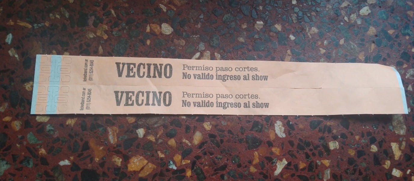 Pulseras entregadas a vecinos y vecinas de la zona para circular por lugares cerrados