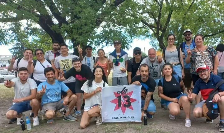 (Militantes peronistas de la agrupación 13 de Abril en las inmediaciones del Estadio Único)