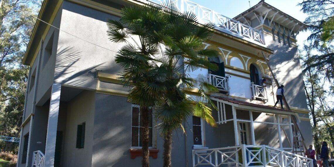 (fachada de la Casa de las Culturas de General Rodríguez, recientemente restaurada)