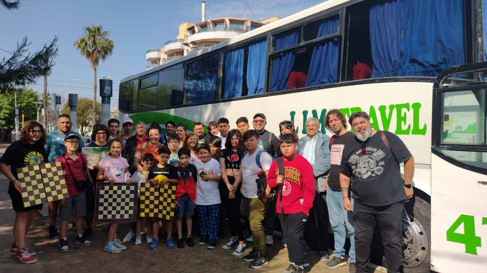 (la delegación de ajedrez partiendo en el transporte municipal rumbo a un torneo)