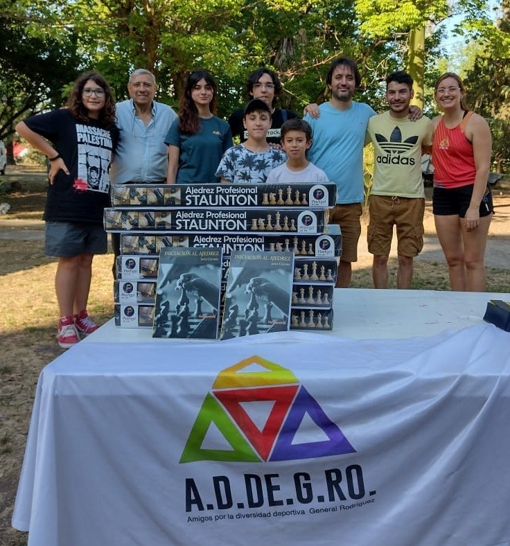 (ADDEGRO haciendo entrega de material didáctico para la escuela municipal de ajedrez)