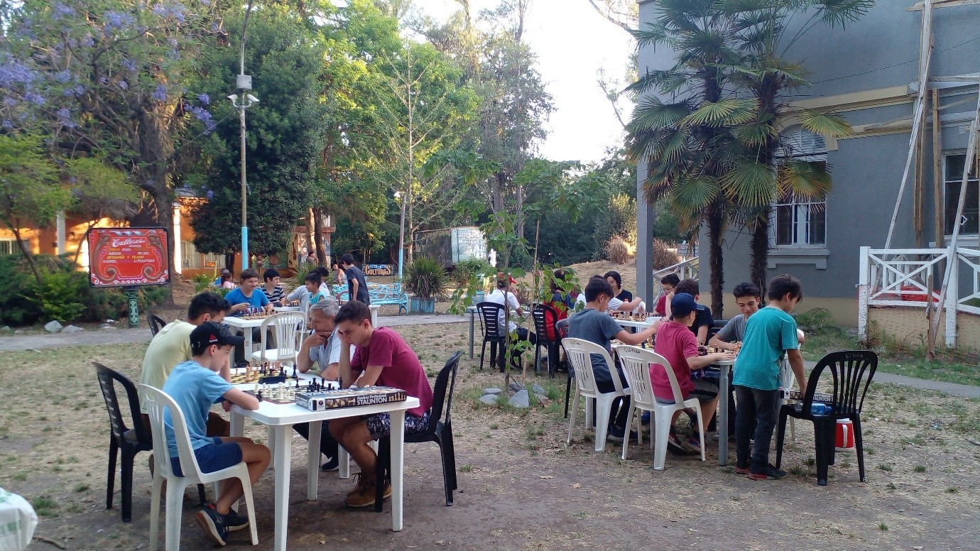 (Una jornada habitual de clases en la Escuela Municipal de Ajedrez)