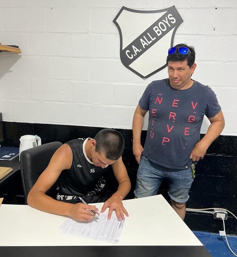 Alejo Rodríguez, firmando contrato con All Boys, junto a su papá Ariel Rodríguez